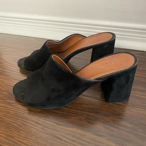 Black sandals size 7